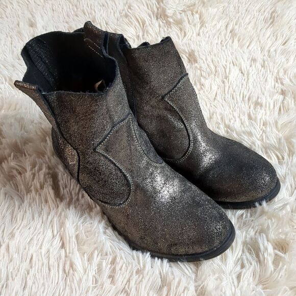 Charles by Charles David Silver Metallic Leather Booties Size 5 - Picture 2 of 9